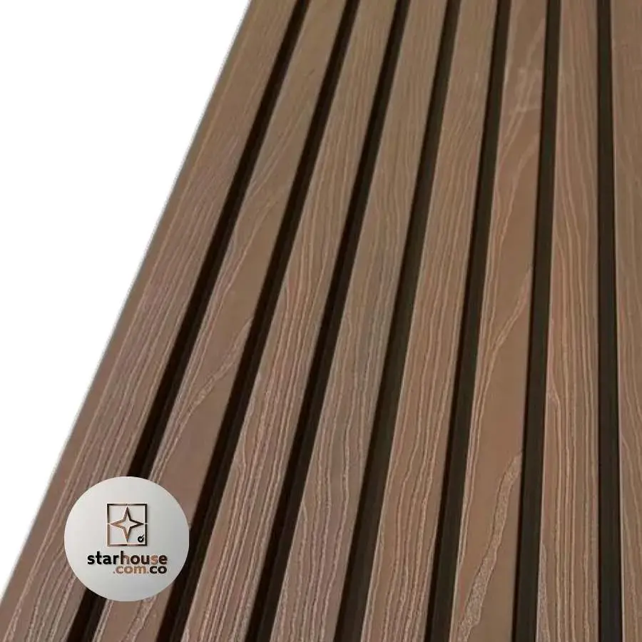 Panel WPC exterior instalado en fachada residencial Colombia