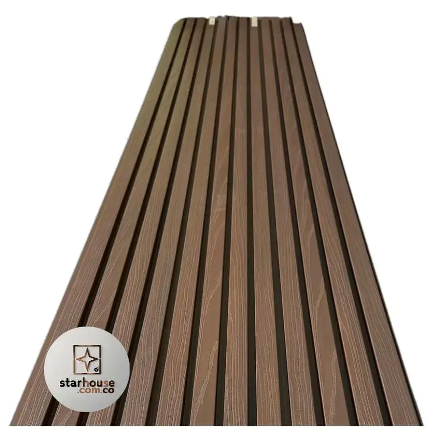 Panel WPC exterior instalado en fachada residencial Colombia