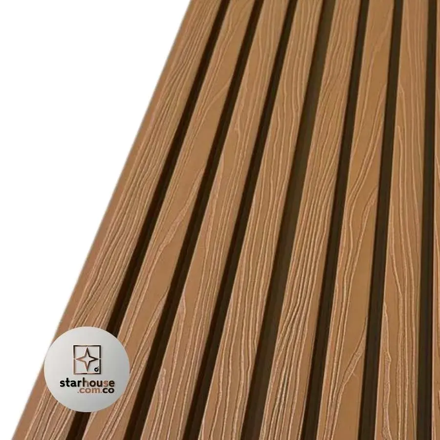 Panel WPC exterior instalado en fachada residencial Colombia