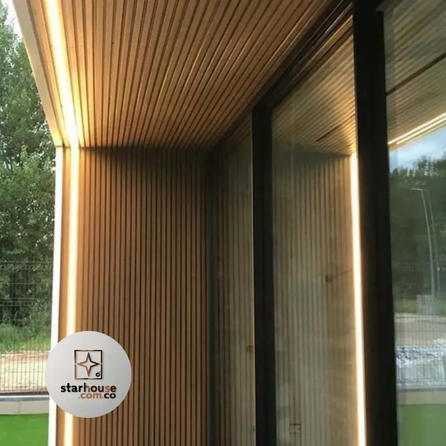 Panel WPC exterior instalado en fachada residencial Colombia