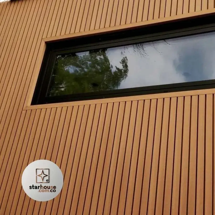 Panel WPC exterior instalado en fachada residencial Colombia