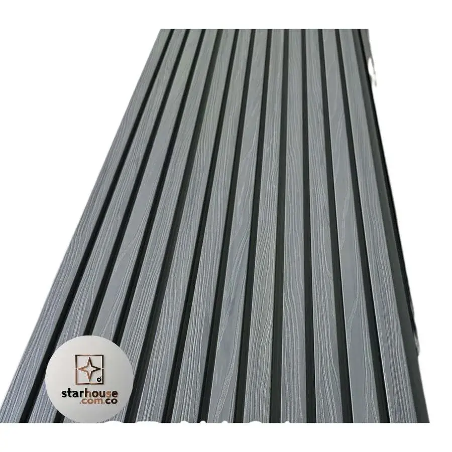 Panel WPC exterior instalado en fachada residencial Colombia