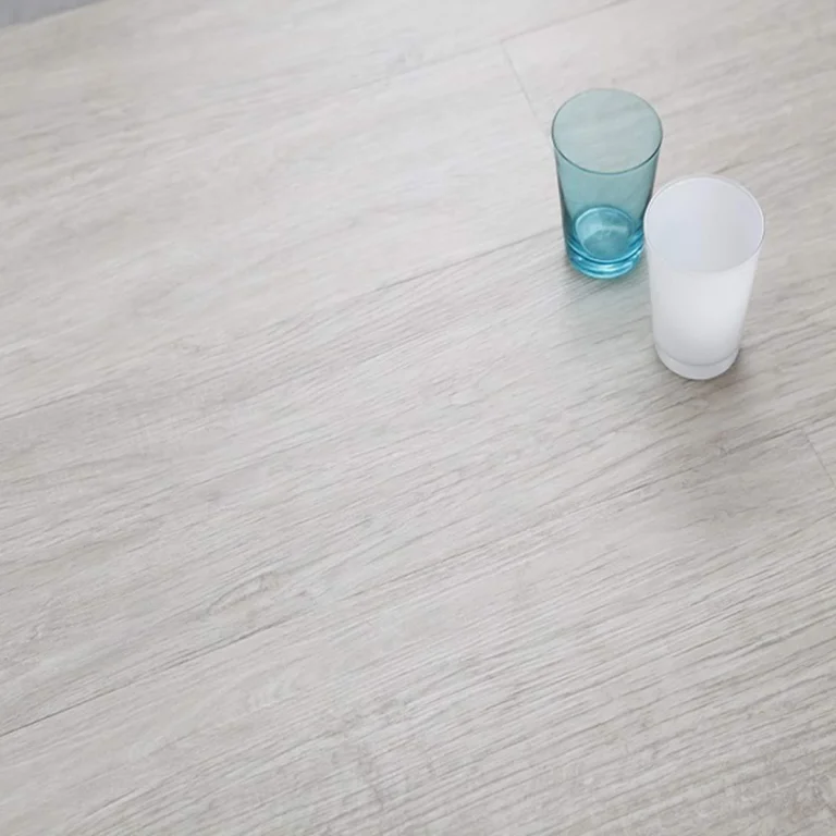 Piso vinilico tipo madera Napoles Almendra StarHouse calibre 2mm para pegar