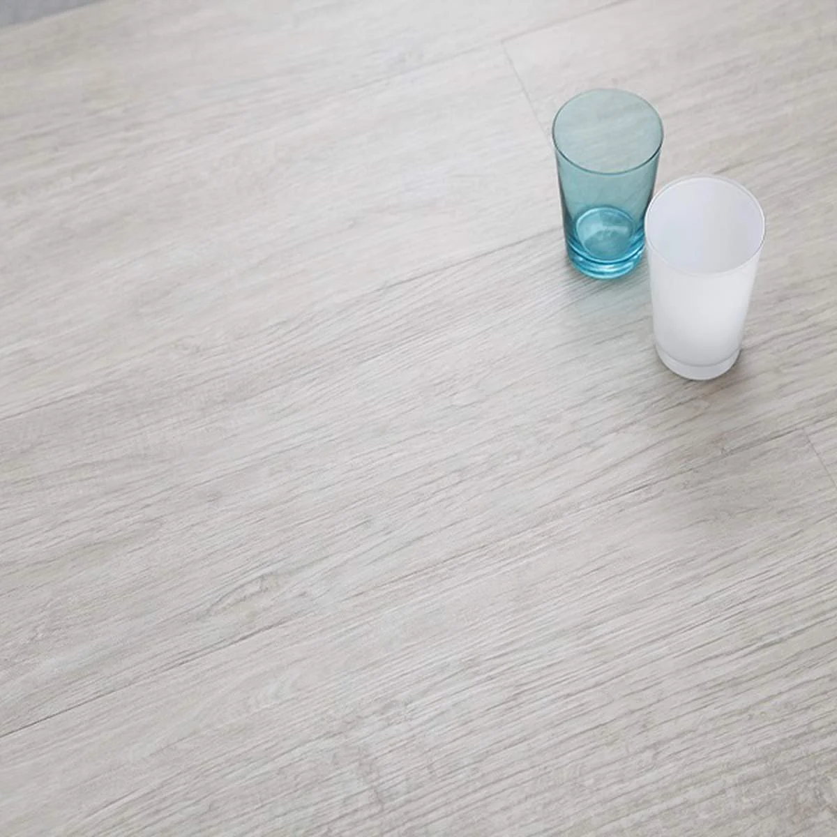 Piso Vinílico Tipo Madera | Calibre 2mm para Pegar - Imagen 1